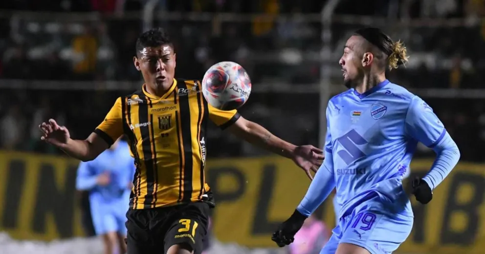 Bustos, del Tigre, y Da Costa, de Bolívar, en el clásico anterior. Foto APG