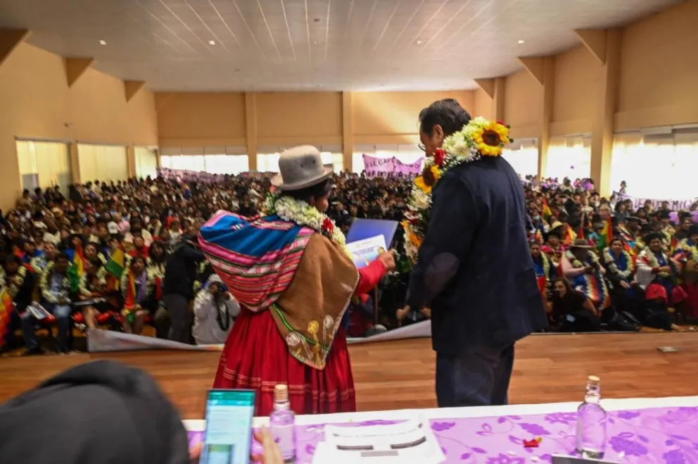 El Presidente recibe las demandas de la ejecutiva de la organización Bartolinas Sisa, Guillermina Cuno. Foto: Télegram Luis Arce