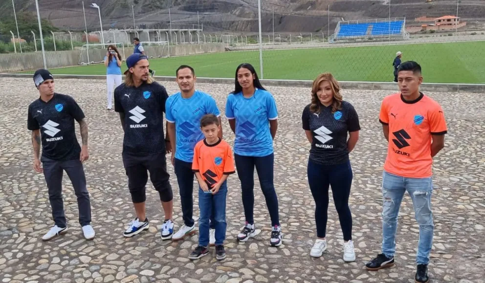 Jugadores y jugadoras del club Bolivar, además de socios de la institución lucen las nuevas camisetas. Foto: Marcelo Avendaño

