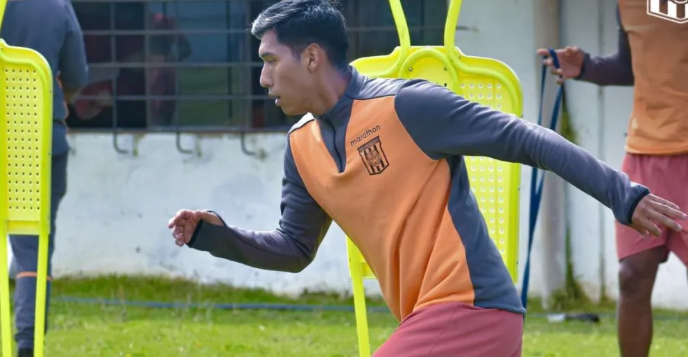 Jeyson Chura cumple una rutina de orden físico en un entrenamiento del Tigre en su cancha de Achumani. Foto: The Strongest.