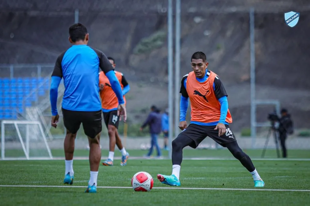 Saavedra (der.) durante una sesión de fútbol. Foto: Club Bolívar.