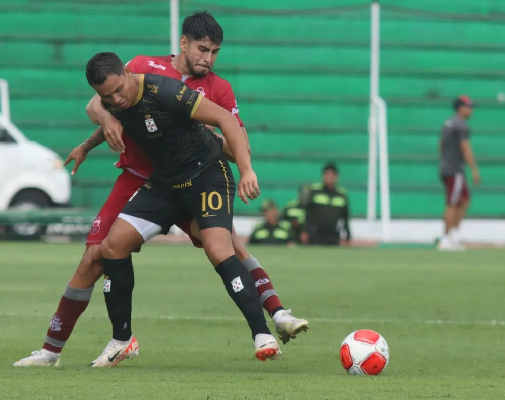Limberg Gutiérrez (10), jugador de Real Santa Cruz, protege la pelota de la marca de Santiago Arce, mediocampista de Guabirá. Foto: APG