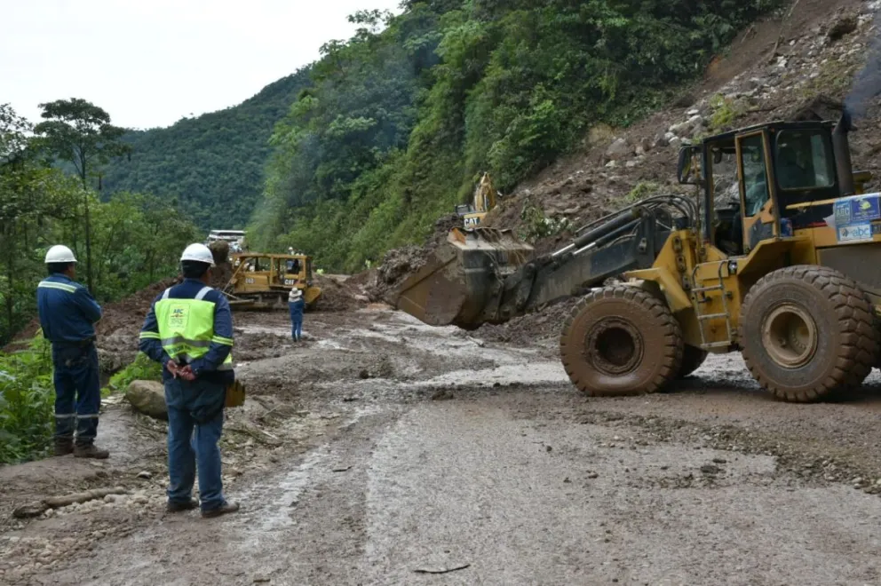 Maquinaria limpia una carretera afectada por un deslizamiento. Foto: Abi