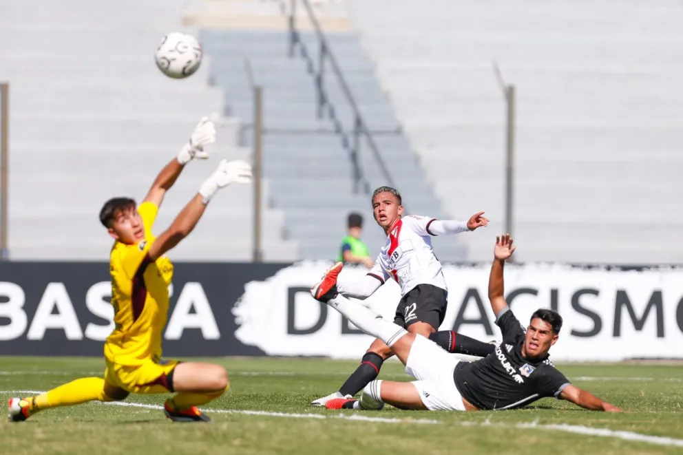Emanuel Paniagua, jugador de Always Ready, supera a un defensor de Colo Colo y remato muy alto a la saliada del arquero. Foto: Conmebol