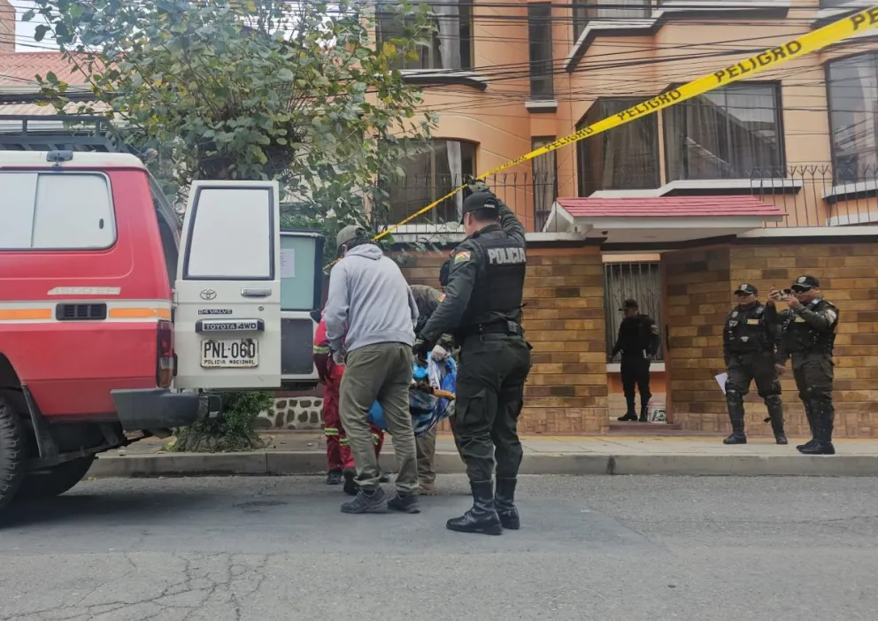 Bomberos auxilian a la menor que sobrevivió. Foto: Ministerio Público de La Paz
