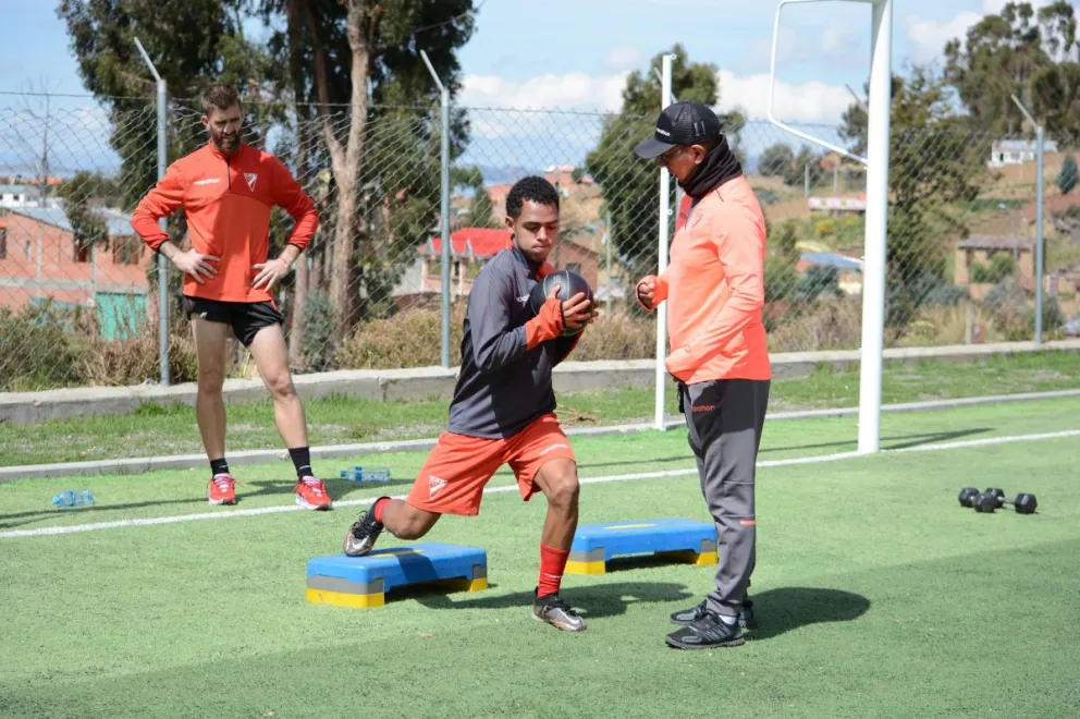 El golero Alain Baroja (izq.) y el juvenil Moisés Villarroel durante una labor física del plantel de Always. Foto: club Always Ready