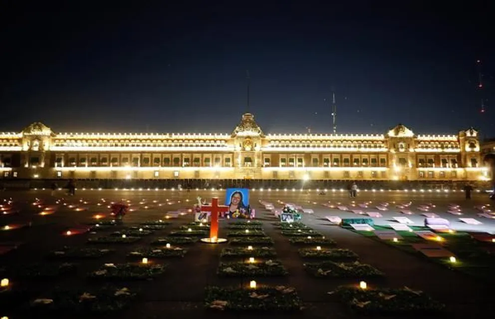 Activistas y familiares de víctimas de feminicidio iluminan con veladoras la explanada del Zócalo de la Ciudad de México (México). Foto: EFE