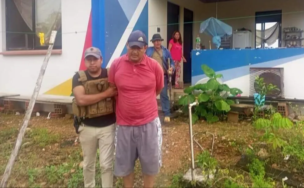 Samuel Velasco detenido por un policía. Foto: Ministerio Público.