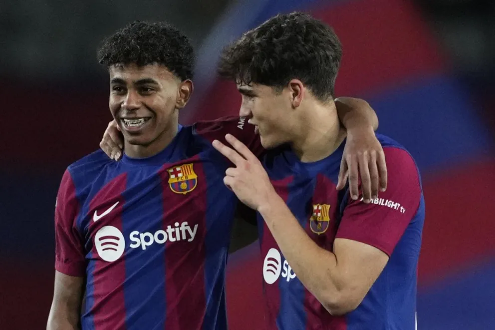 Los jugadores del FC Barcelona, Lamine Yamal (i) y Pau Cubarsí, a la finalización del encuentro correspondiente a la jornada 28 de primera división que FC Barcelona y Mallorca disputaron en el estadio Lluis Companys, en Barcelona. Foto: EFE 