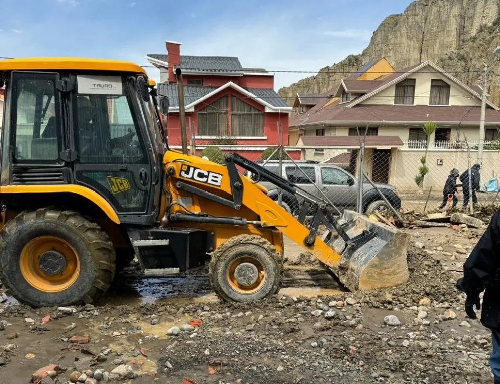 Maquinaría pesada recoge el material de arrastre que ingresó al playón del Complejo. Fotos: Douglas Azcarrunz