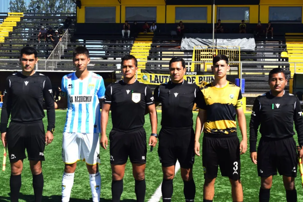 Los jueces bolivianos antes del partido que dirigieron entre el club Lautaro y Magallanes, en Chile. Foto: FBF