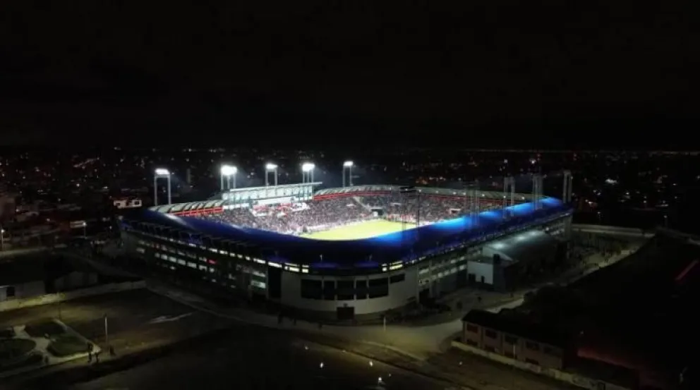 El imponente estadio Municipal de noche, con una impecable iluminación. Foto Los Tiempos