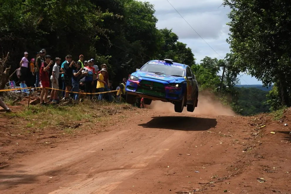 Careaga "vuela" en su coche durante la primera etapa. Foto: Codasur.