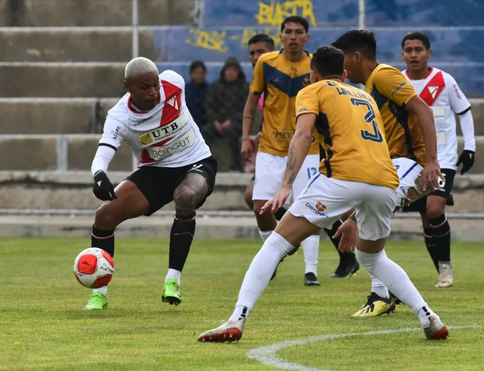 Wesley da Silva intenta generar una jugada de ataque ante los zagueros de GV San José. Foto APG