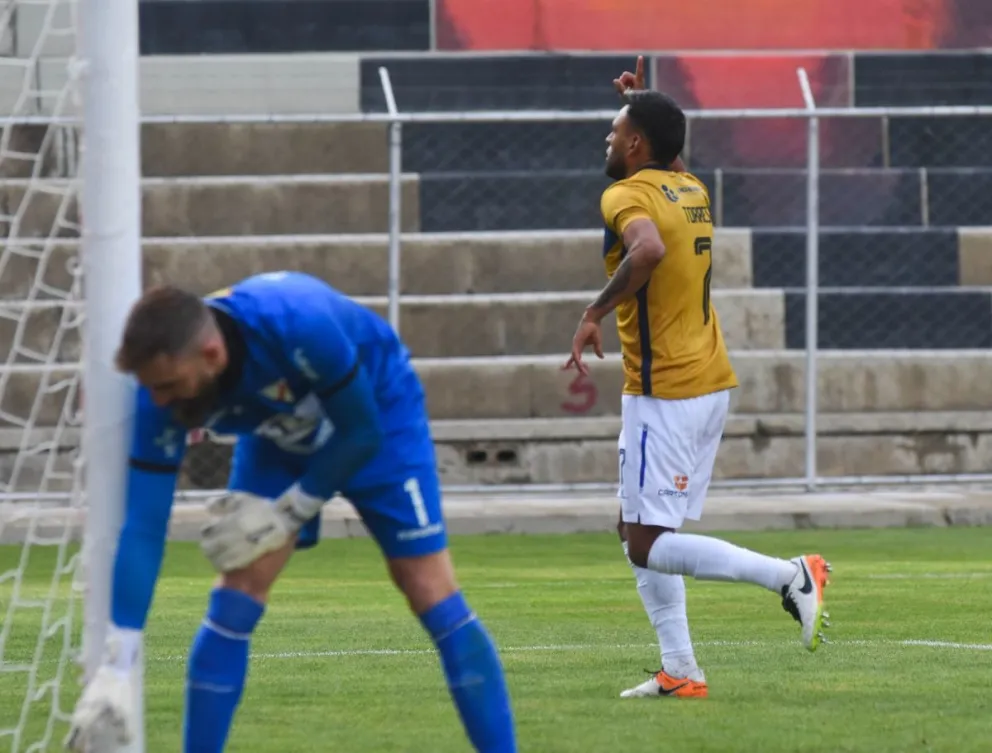 Torres celebra luego de anotar el tanto del empate, Baroja se lamenta. Foto APG