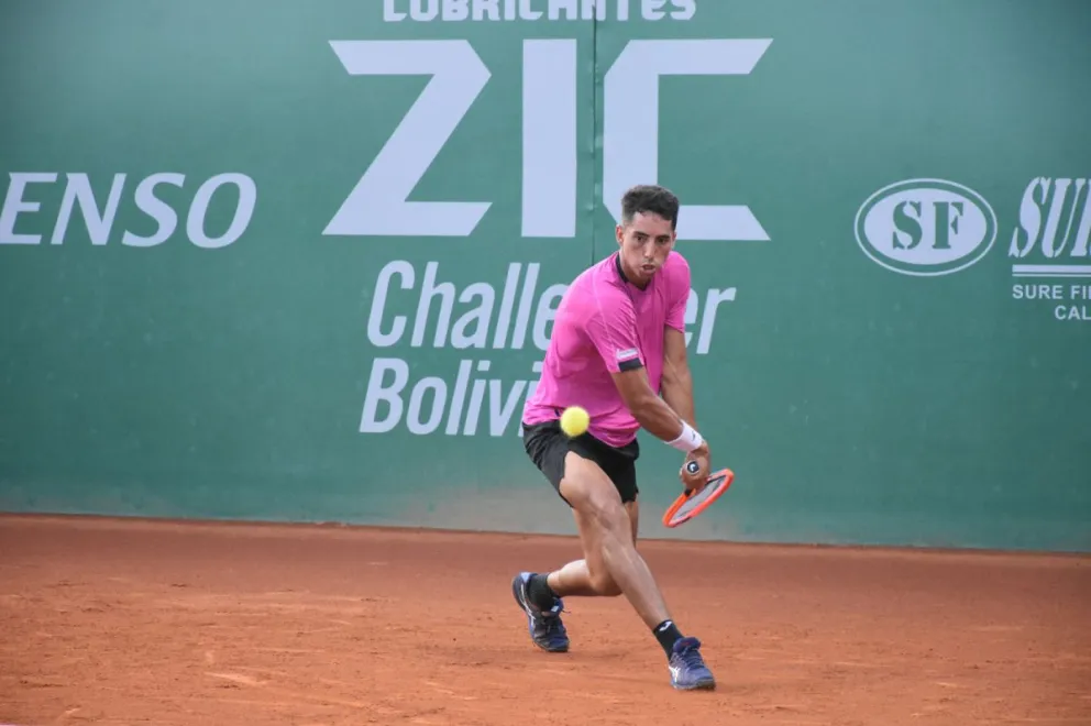 Dellien realiza una devolución durante su partido de semifinales. Foto: Challenger Bolivia.