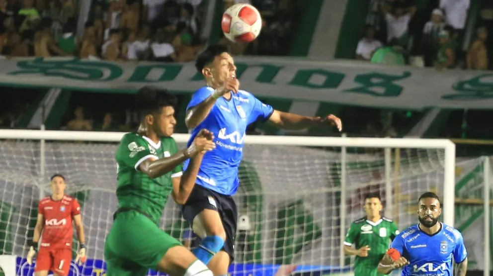 Una incidencia del choque entre Blooming y Oriente disputado el 25 de febrero en la capital oriental y que favoreció al conjunto celeste cruceño. Foto: APG