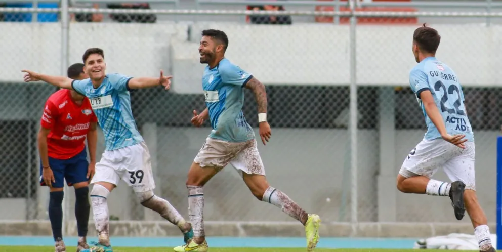 Los auroristas celebraron la victoria en el juego de ida contra Wilstermann merced a un gol de Antonio Bustamante (der.). Foto: APG.