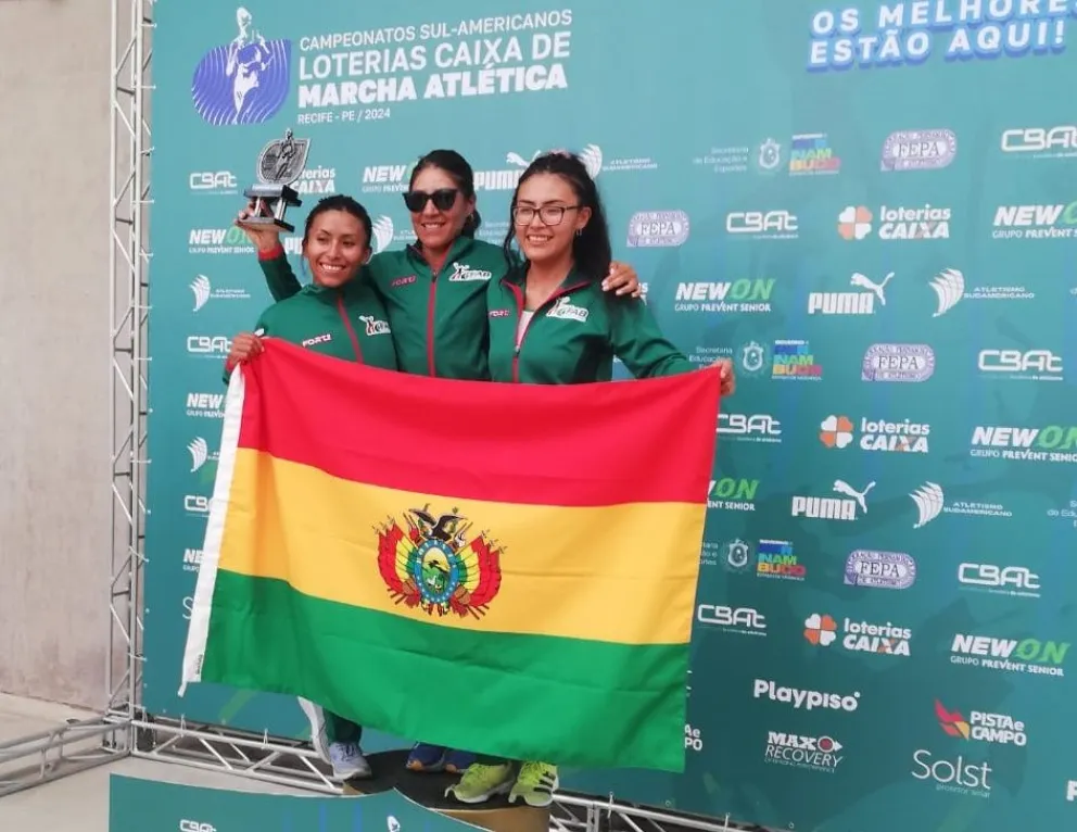 Quispe (izq.), Castro y Nieto con la tricolor nacional y su trofeo. Foto: Martha Marín.
