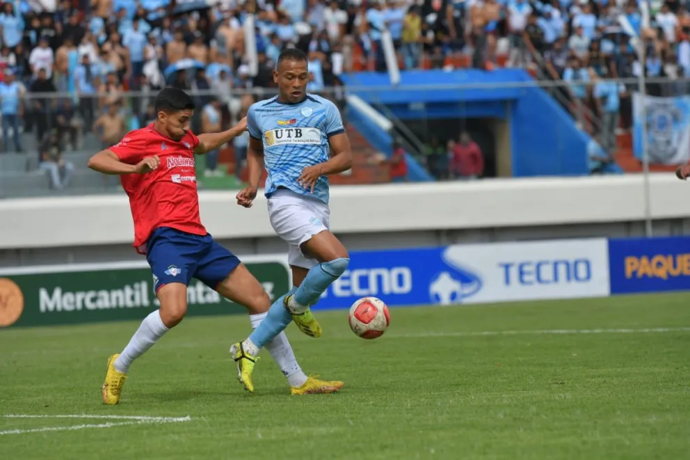 Jair Reinoso intenta superar la marca de Chiatti, en el lance jugado esta tarde. Foto APG