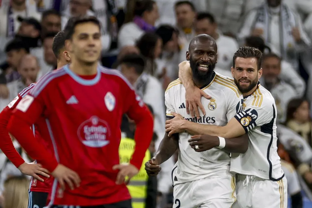 Los jugadores de Real Madrid celebran uno de los goles anotados. Foto EFE