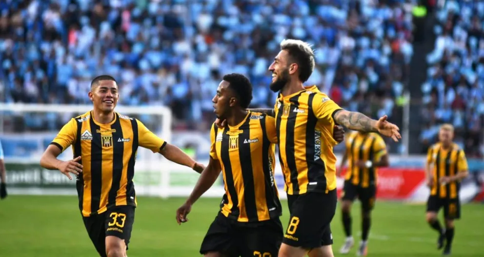 Arrascaita, al medio, celebra el primer gol para los atigrados. Foto: APG