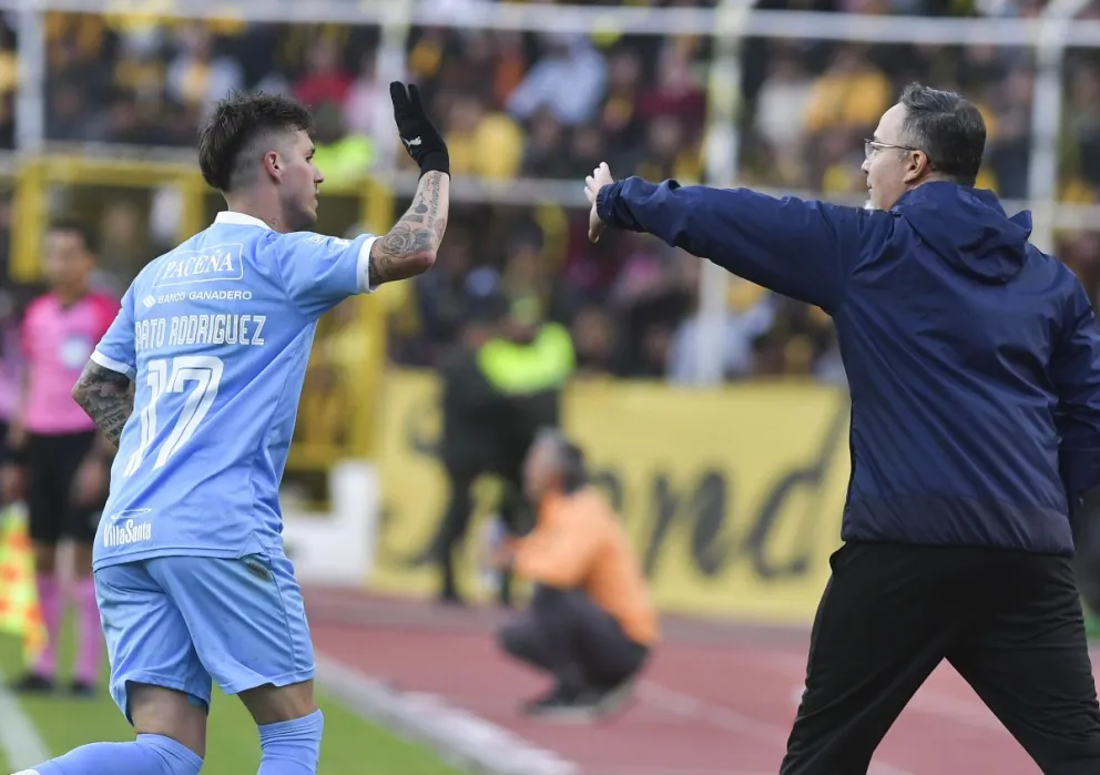 Patricio Rodríguez (izq.) saluda al técnico Flavio Robatto después de anotar el transitorio empate. Foto: APG 