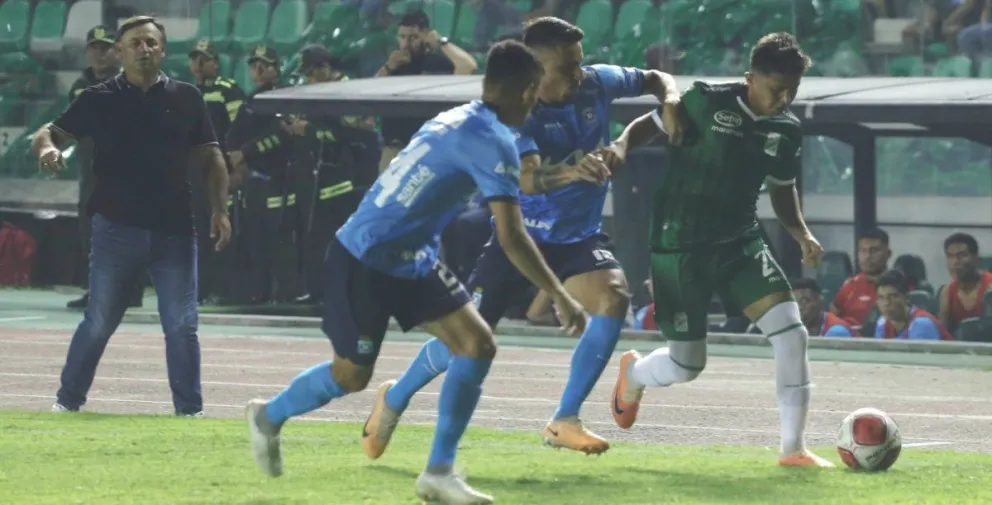 John García (izq.), de Oriente Petrolero, intenta superar la marca de dos adversarios de Blooming en el partido disputado en Santa Cruz. Foto: APG.