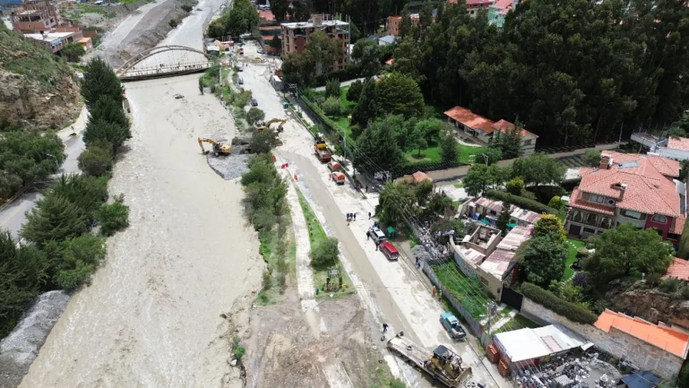 El río La Paz se desbordó y dejó anegado el ingreso a Mallasa. Foto: APG.