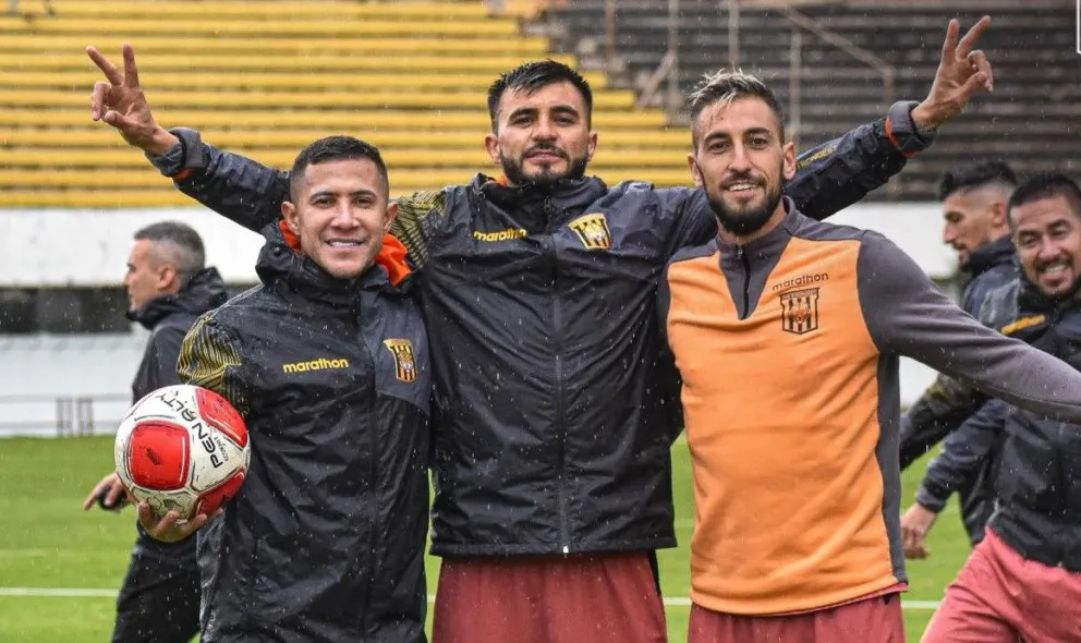Maicol Ortega, Enrique Triverio y Luciano Ursino no ocultan su felicidad en un entrenamiento del Tigre. Foto: club The Strongest