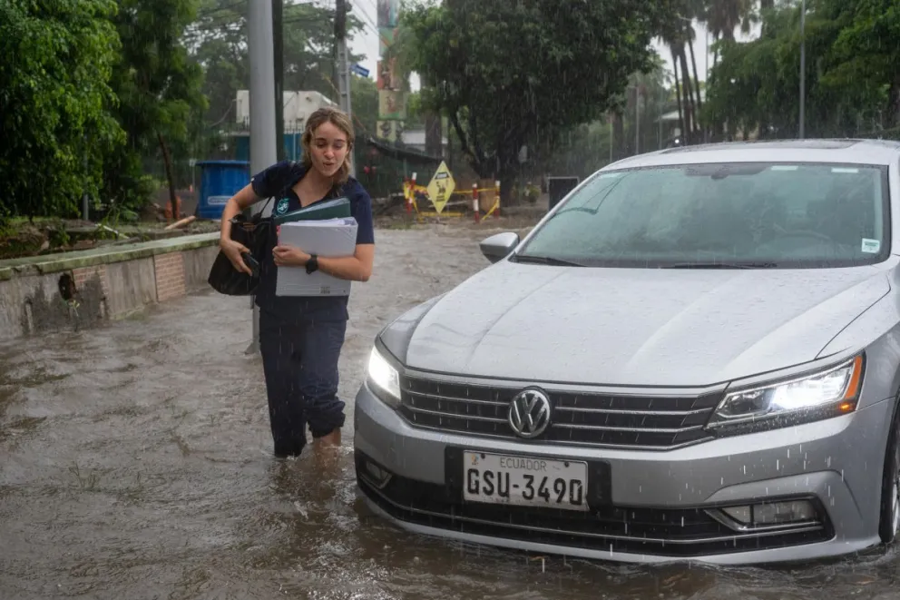 Una calle inundada en Samborondon (Guayas, Ecuador). Foto: EFE