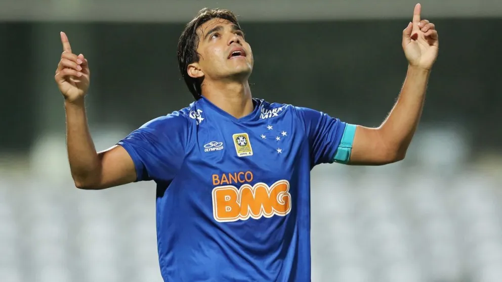 Martins celebra con la casaca del Cruzeiro.