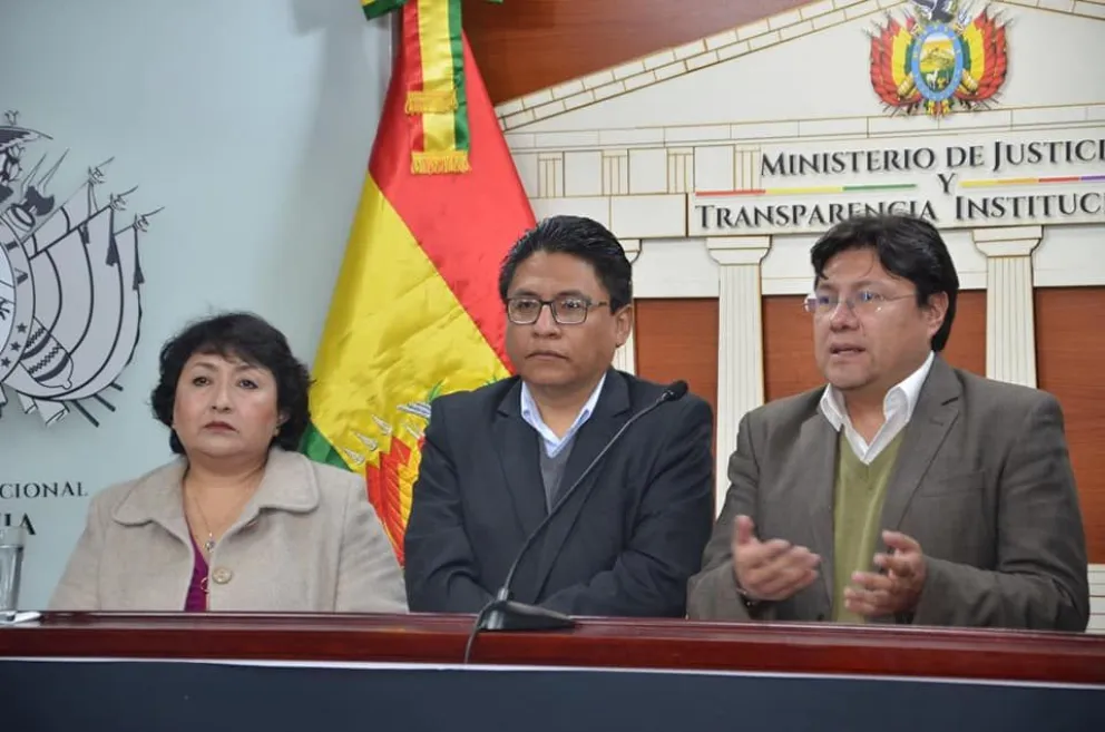 El ministro Iván Lima (centro) junto al presidente del Consejo de la Magistratura, Marvin Molina. Foto: Ministerio de Justicia 