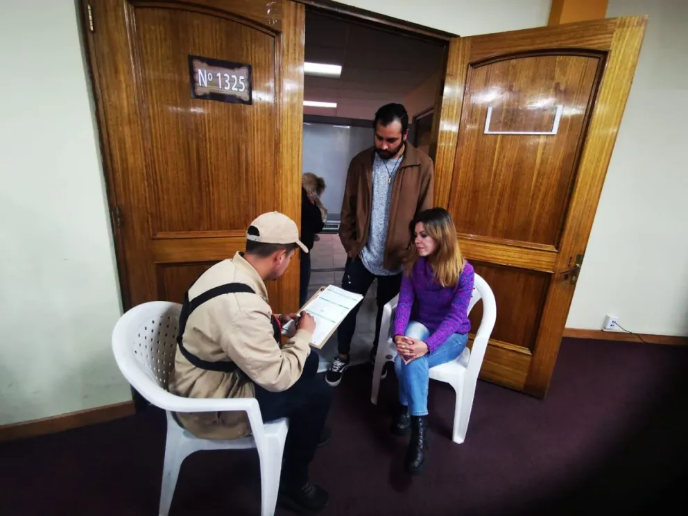 Un voluntario visita un hogar y llenar los datos de la familia, en el simulacro realizado ayer por el INE. Foto: Marco Belmonte