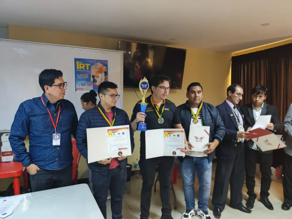Los premiados de la rama masculina. Foto: Federación Boliviana de Ajedrez.