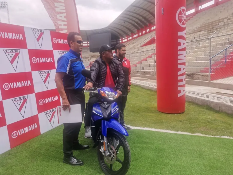 El ganador de la motocicleta, Juan Carlos Mamani, junto Óscar Barrenechea y mauricio Alarcón en el estadio Municipal. Foto: Jhony Mollinedo
