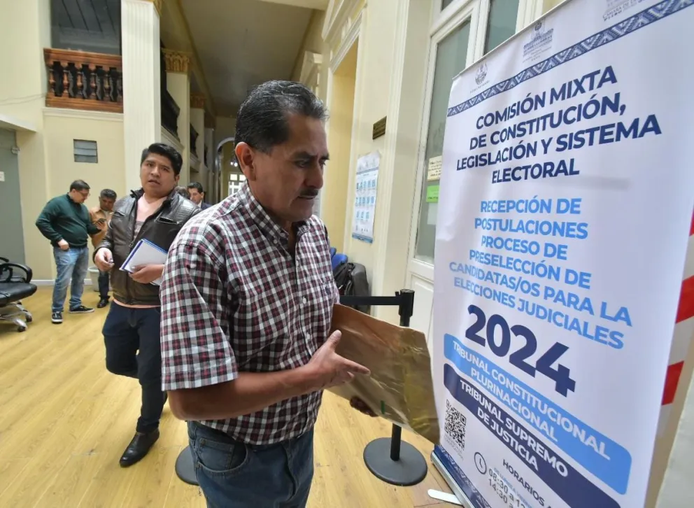 Un candidato a las elecciones judiciales al momento de presentar su postulación. Foto: APG