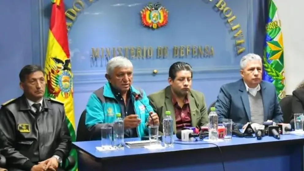 El ministro de Defensa Edmundo Novillo, el alcalde Iván Arias y el  gobernador Santos Quispe, en conferencia de prensa. Foto: AMUN