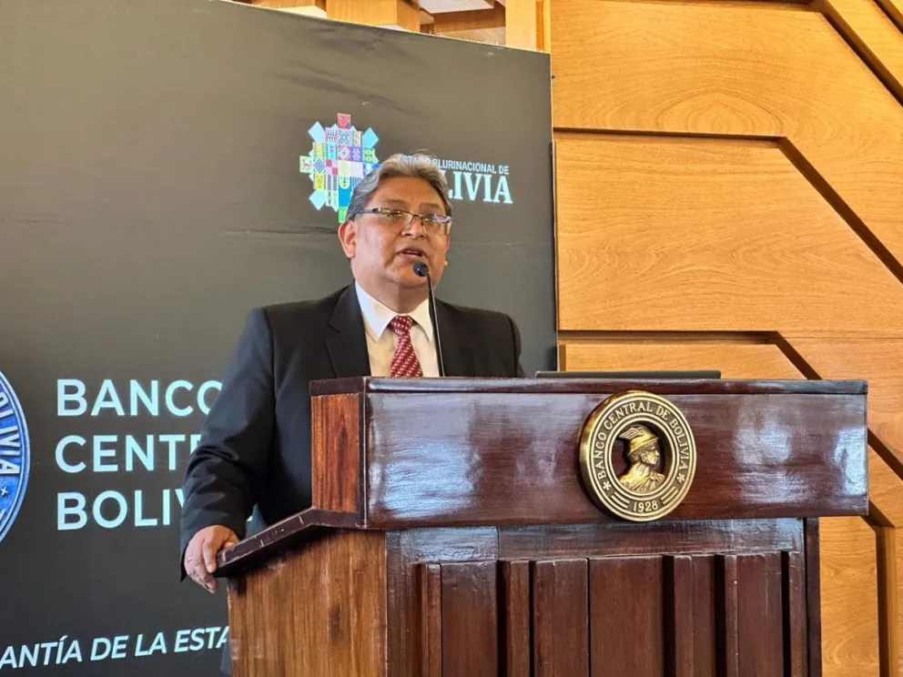 El presidente del BCB, Edwin Rojas, realiza un balance de la colocación de los "Bonos BCB en Dólares". Foto: BCB