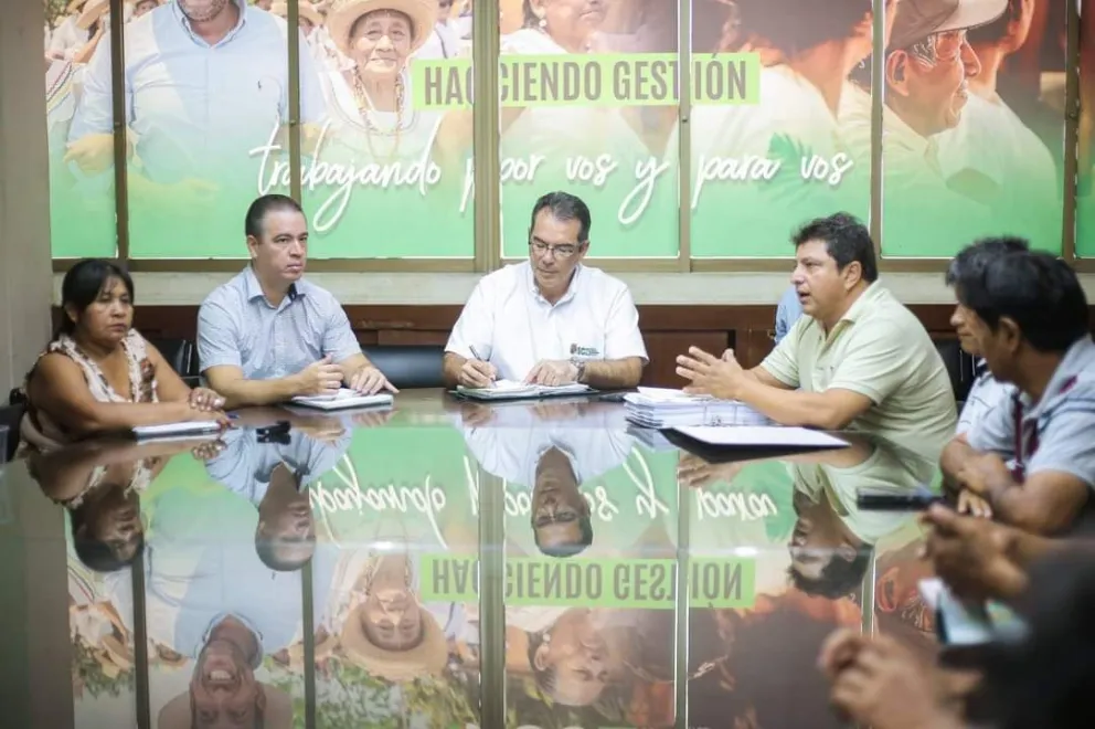 El gobernador en ejercicio de Santa Cruz, Mario Aguilera, se reúne con caciques de Piso Firme y el alcalde de San Ignacio de Velasco. Foto: Gobernación de Santa Cruz