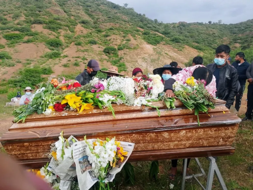 Entierro de Justina, víctima de feminicidio en Cochabamba.   Foto: Voces Libres.