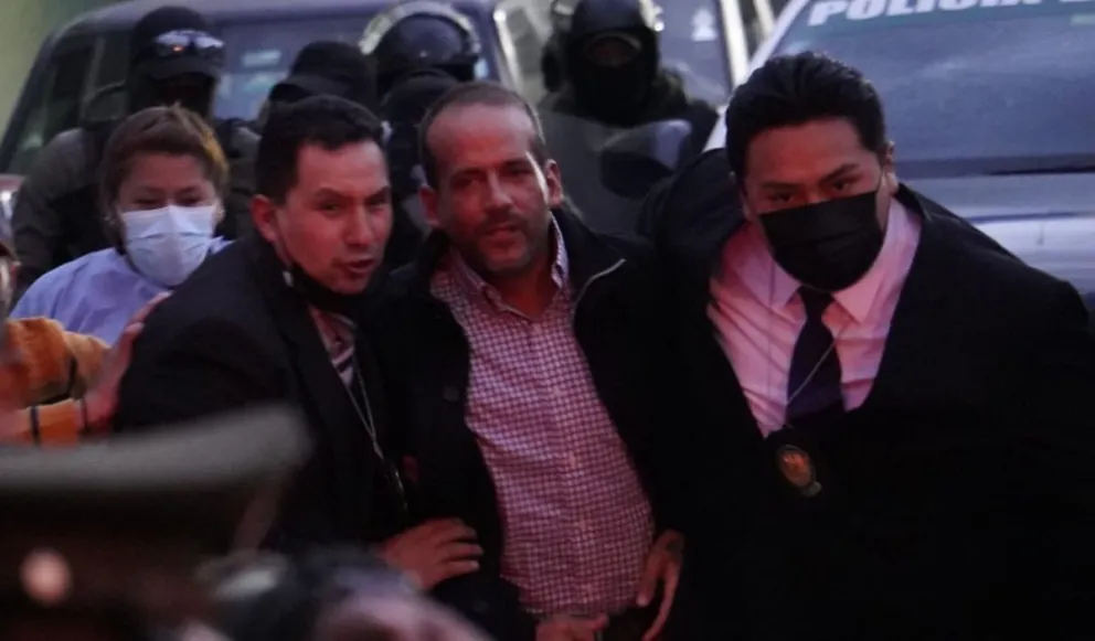 Momento de la detención de Luis Fernando Camacho en diciembre de 2022.  Foto: APG