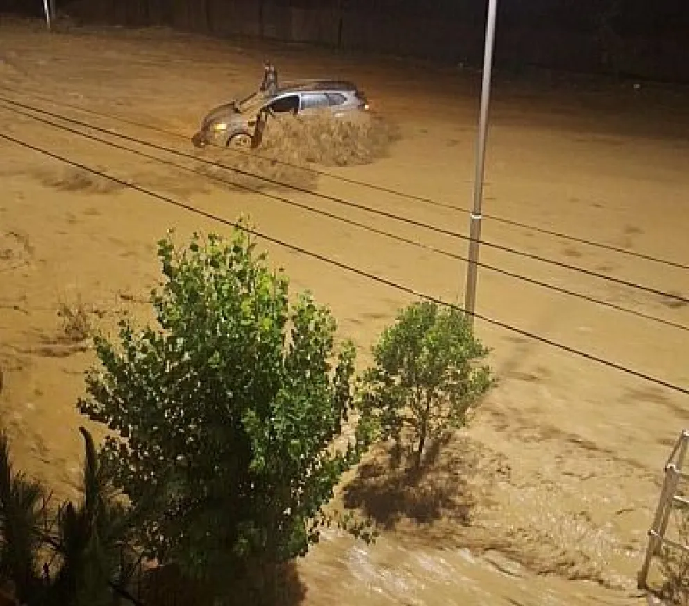 Imagen del desborde del río Huayllani, en la zona de Achumani, la noche del viernes. Foto: ABI