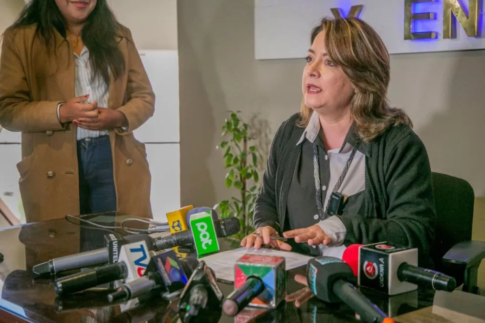 Rocío Molina, asesora del Ministerio de Hidrocarburos y Energía, brinda conferencia de prensa. Foto. Ministerio de Hidrocarburos