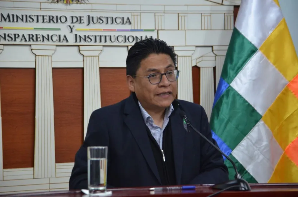 El ministro de Justicia, Iván Lima, en conferencia de prensa. Foto: Ministerio de Justicia.