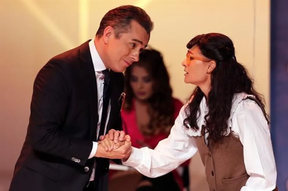 Fotografía de archivo que muestra a los actores Ana María Orozco y Jorge Enrique Abello en sus papeles de Beatriz Pinzón y Armando Mendoza, durante la obra de teatro 'Betty la Fea', en Bogotá (Colombia). Foto: EFE