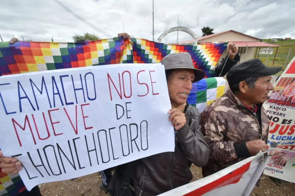 Organizaciones sociales en el penal de Chonchocoro para evitar la salida de Camacho. Foto: APG