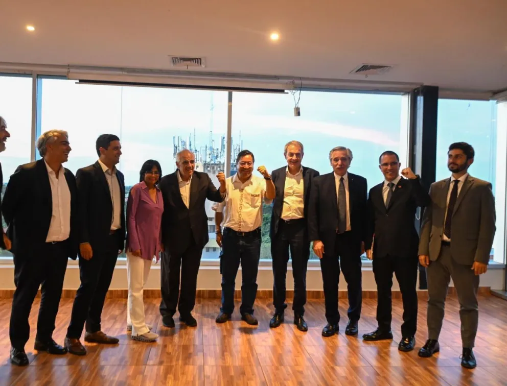 El presidente Luis Arce rodeado de los líderes del GdP en Santa Cruz. Foto: @LuchoXBolivia