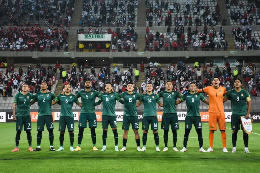 La selección boliviana de fútbol en la ceremonia previa antes de enfrentar a Perú en un amistoso. Foto: FBF