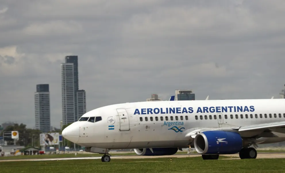 Un avión en el Aeroparque Internacional Jorge Newbery, en Buenos Aires (Argentina). Foto: Archivo EFE